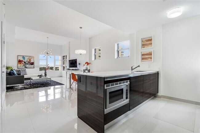 Foto del edificio - 3739 Collins Ave