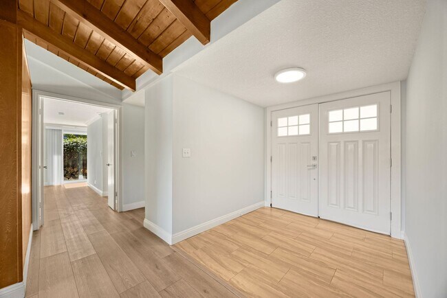 Building Photo - Beautifully upgraded 4-bedroom, 3.5-bathro...