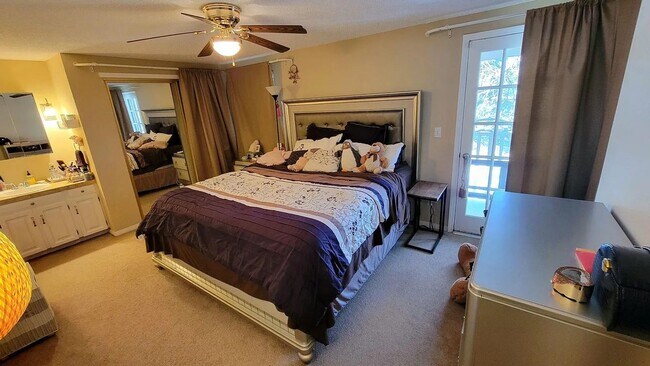 Foto del edificio - Spacious 4-bedroom, 3.5-bathroom townhome ...