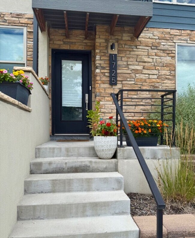 Foto del edificio - Modern 3 bed, 3.5 bath Townhome Blocks fro...