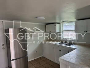 Building Photo - 324 E Castlewood Dr