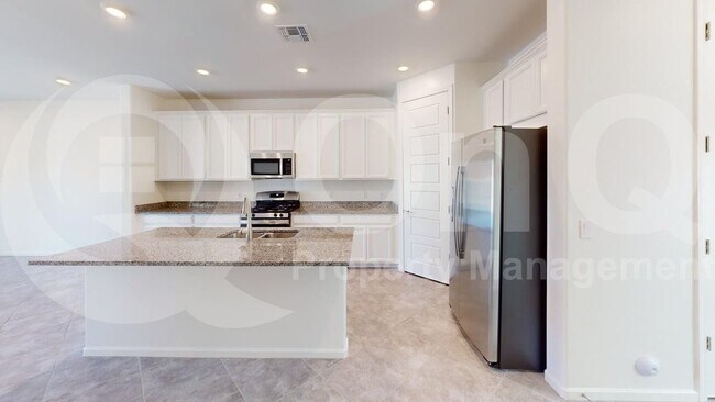 Building Photo - 8021 S Silver Lillie Way
