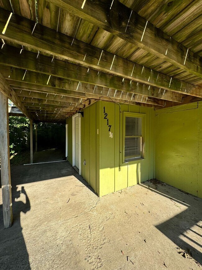 Building Photo - Cozy & Convenient 2BR with Patio