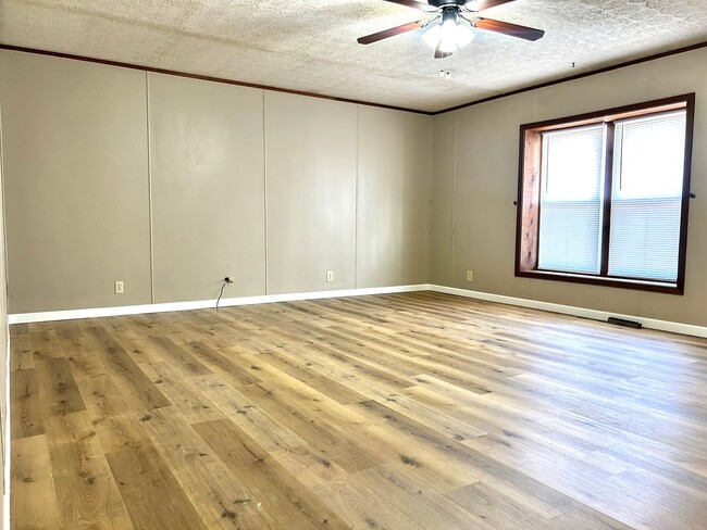 Building Photo - Great Space, Convenient Location