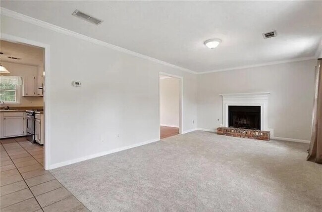 Foto del edificio - Room in House on Brooks Dr