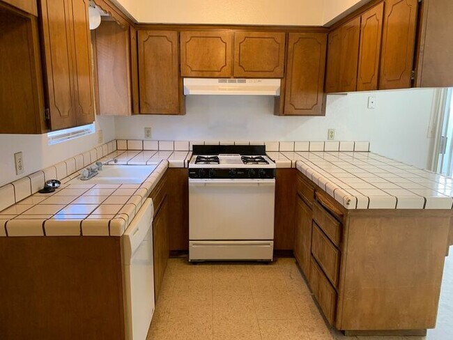 Building Photo - Tulare Apartment for Rent Available Now!