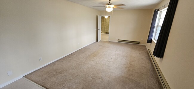 Sala de estar principal con vista a la sala familiar - 578 Tyler St