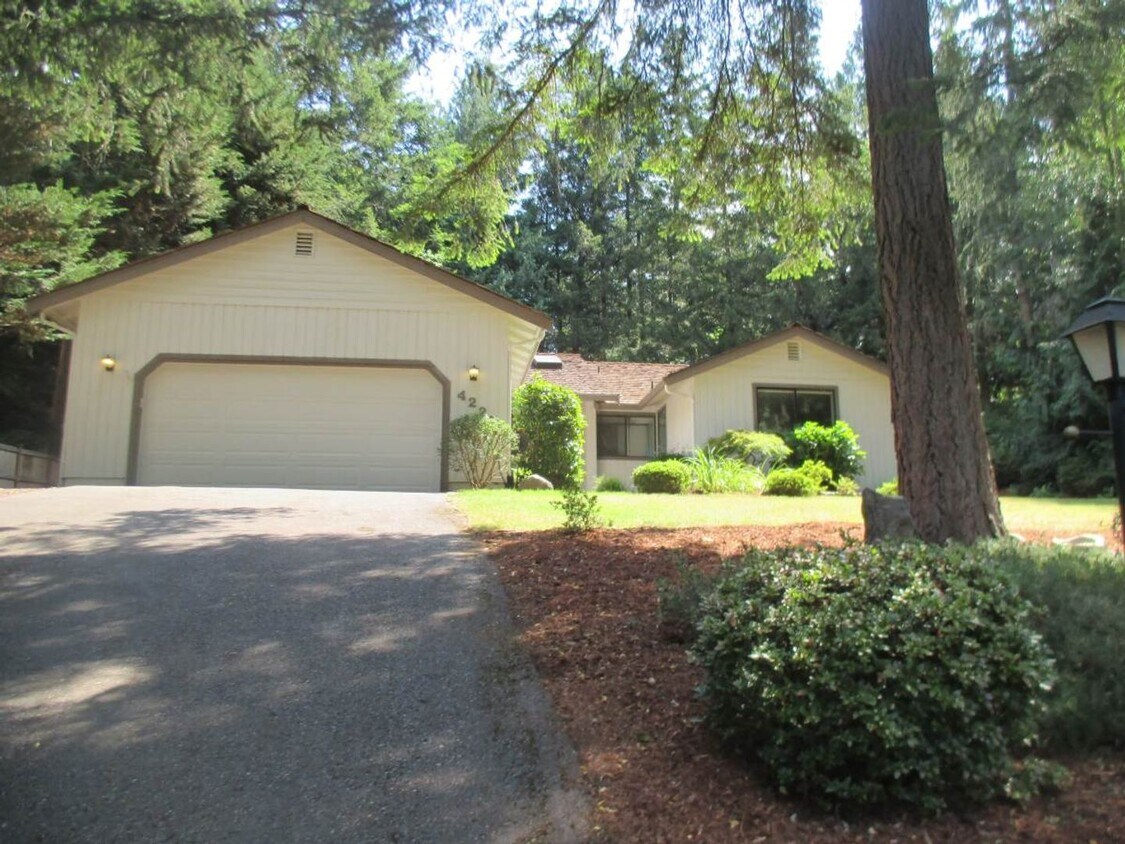 Primary Photo - Beautiful 3 Bedroom Rambler located in Her...