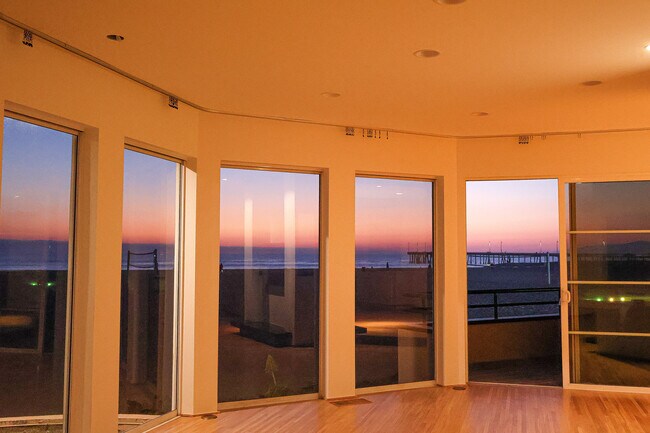 Foto del edificio - 3505 Ocean Front Walk