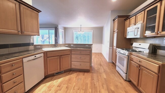 Building Photo - 2130 Strauss Ct E