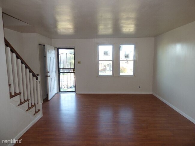 Building Photo - 3 br, 1.5 bath Townhome - 6310 Algard St