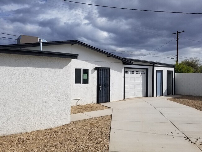 Building Photo - Amazing 2 Bedrooms 1 Bathroom with 1 car g...