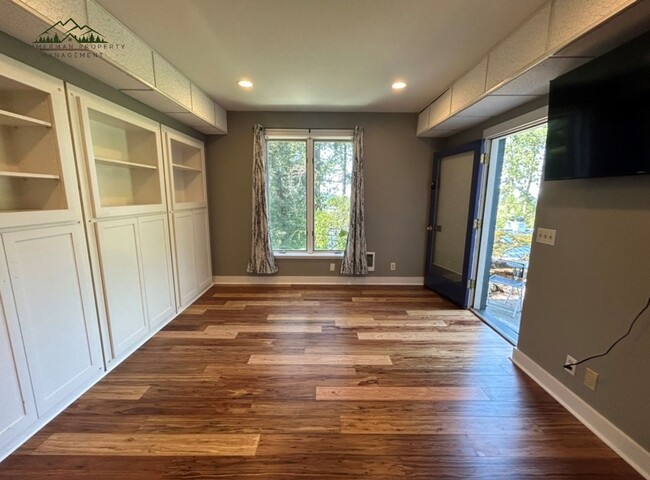 Building Photo - 320 Sunset Dr