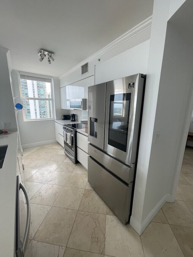 Kitchen - 1155 Brickell Bay Dr