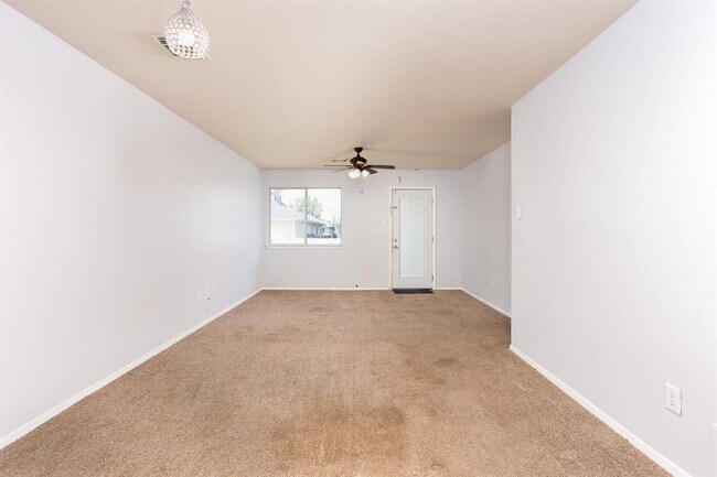 Building Photo - 11935 Chanteloup Dr