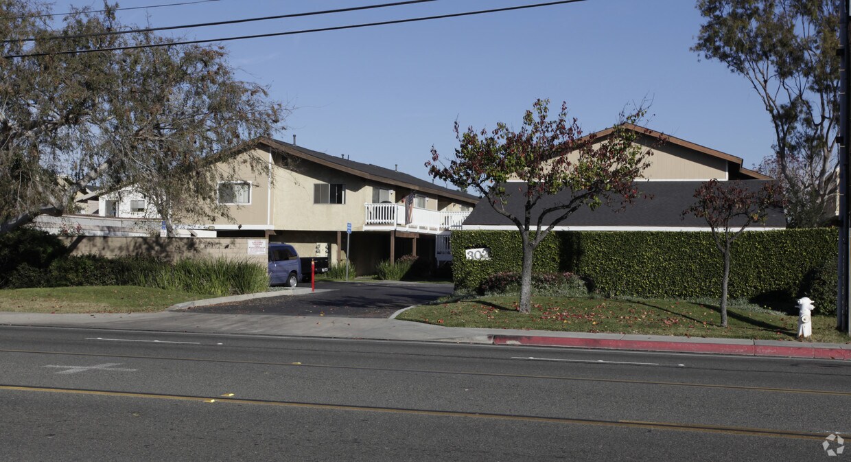Primary Photo - 302 E Victoria St