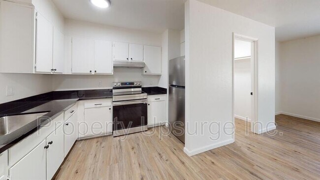 Foto del edificio - 2061 Rosamond Ave