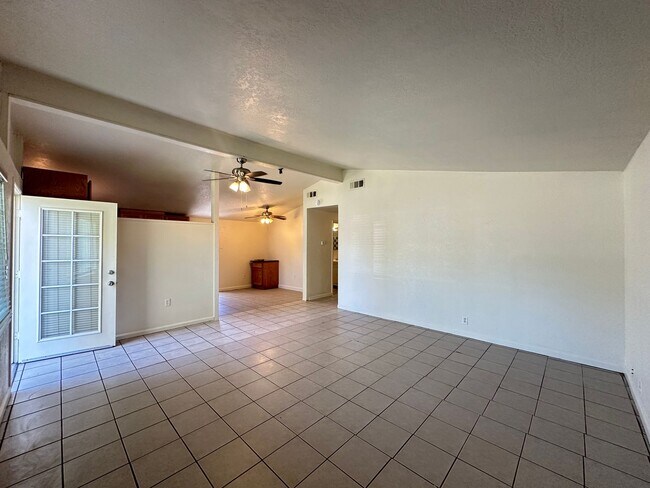 Foto del edificio - 3 Bedroom Home In Sacramento
