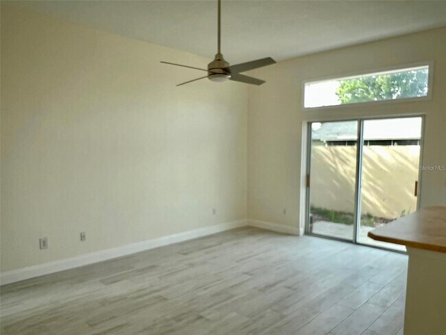 Building Photo - 844 W Charing Cross Cir