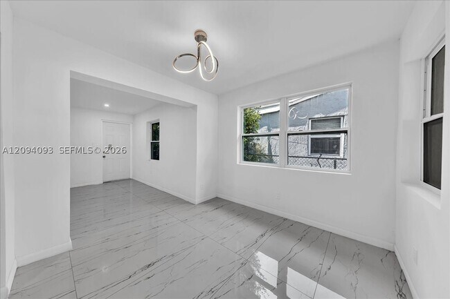 Foto del edificio - 535 NW 23rd Ave