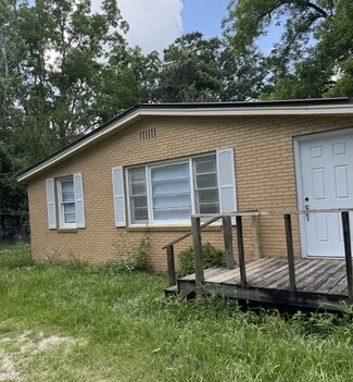 Building Photo - 2708 Dogwood Cir