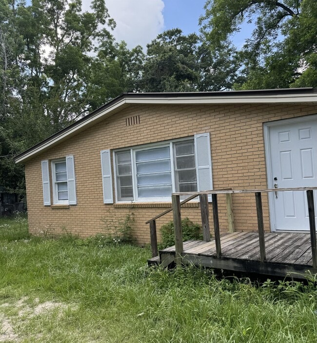 Building Photo - 2708 Dogwood Cir