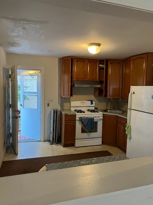 Kitchen - 26 Germain Ave