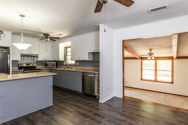 Building Photo - 4240 Paramount Dr