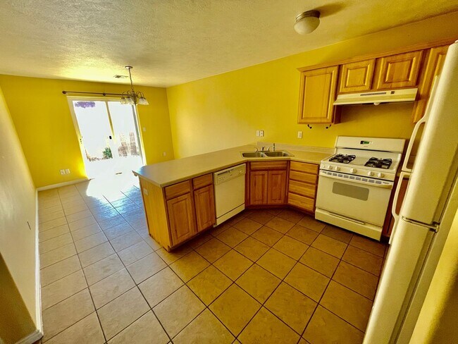 Building Photo - Cute Pet-Friendly Townhome in Hurricane