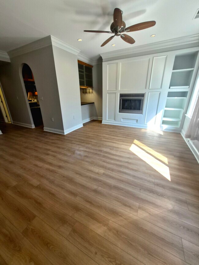 Building Photo - 8 Andrew Pl