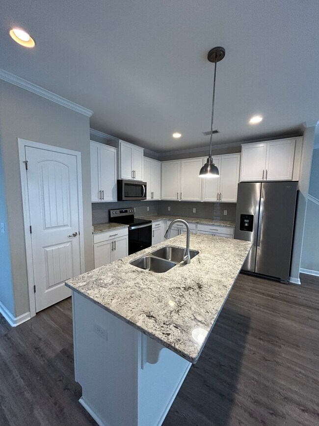 Foto del edificio - Spacious End Unit in Prime Location!