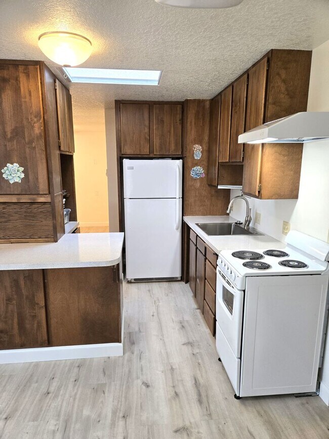 Building Photo - Large One Bedroom with oversized Garage on...