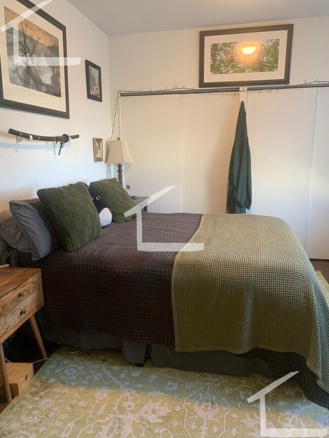 Building Photo - 8/1 Spacious 2BR on Allston/Brookline bord...