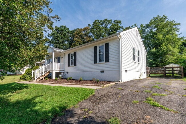 Building Photo - 3 Bedroom Ranch Home with Fenced Yard in Richmond – Available July 15th – $2,295/mo