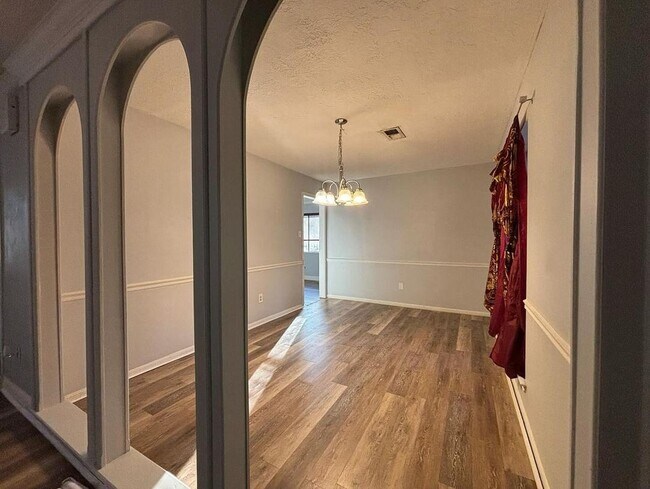 Building Photo - 1918 Crystal Springs Dr