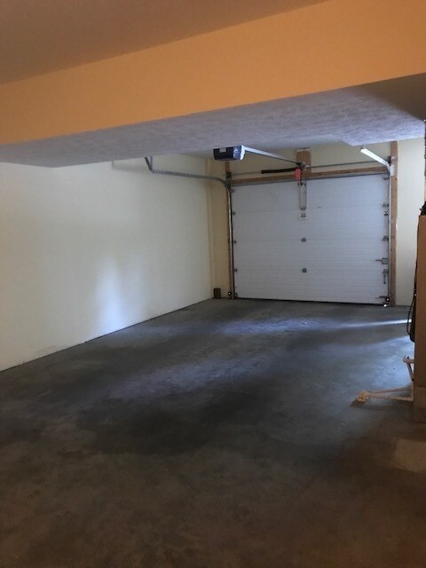 Foto del edificio - 3 BEDROOM TOWNHOUSE AVAIL JULY 2026.   Mon...