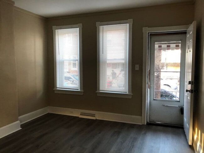 Building Photo - Fantastic 2 Bedroom/2 Bath Home! Recently Renovated Kitchen & Baths!