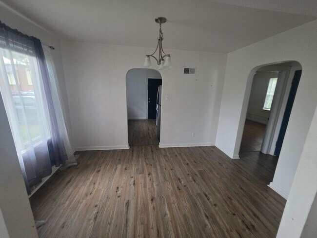 Foto del edificio - Charming 2 Bed Home with Dining Room & Attached Garage