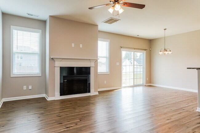 Foto del edificio - 238 Grovemere Ln
