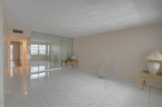 Photo - 3060 Exeter Apartment