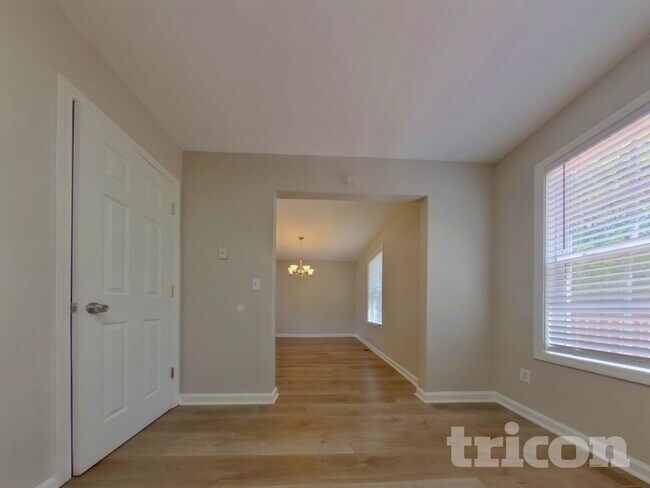 Foto del edificio - 115 Fairfax Dr