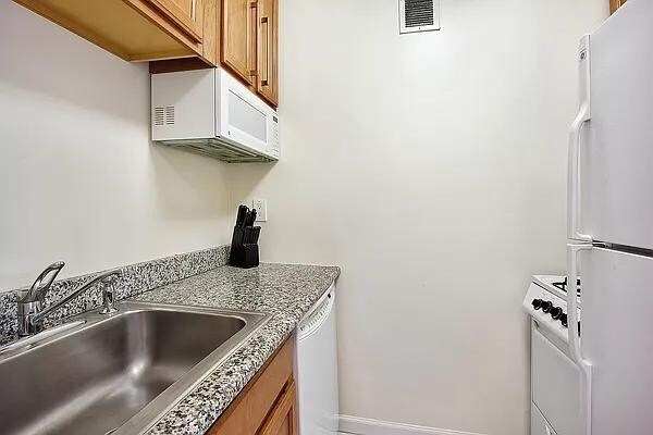 Foto del edificio - 393 W 49th St