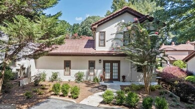 Building Photo - 1410 Club Dr