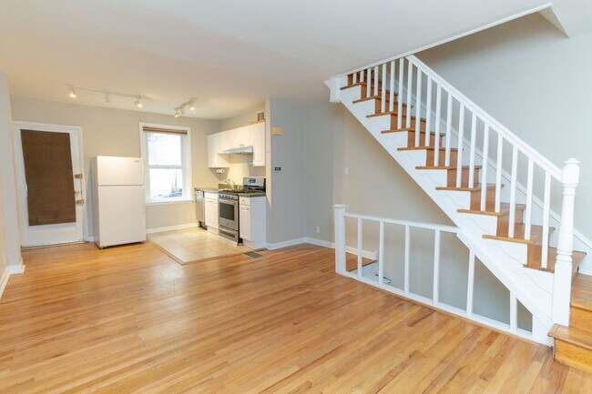 Foto del edificio - Charming 2 Bedroom 1 bath Row near Rittenh...