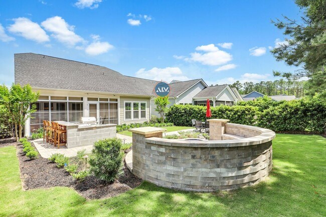 Foto del edificio - Beautiful custom home in Hampton Lake!
