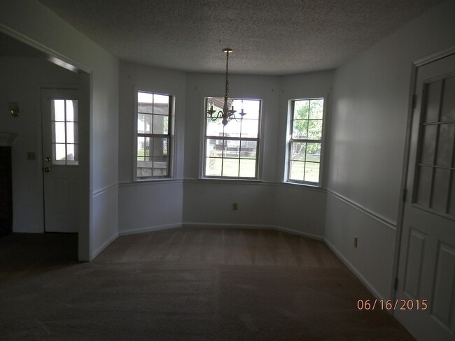 Building Photo - 631 Windhaven Dr