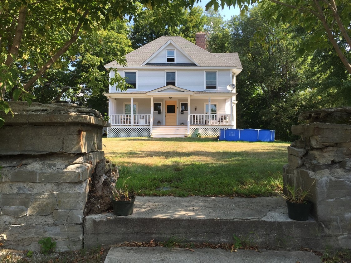 12 Abbott St, Derry, NH 03038 Apartments in Derry, NH