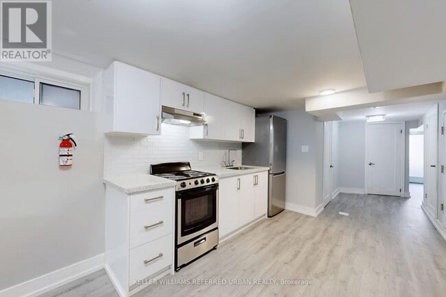 Building Photo - 911 Dovercourt Rd