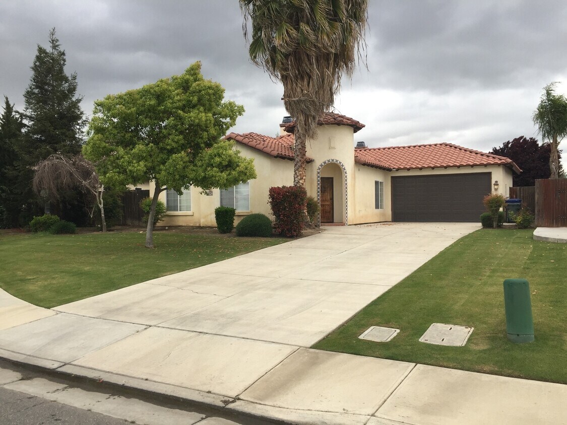 318 Villa Elegante Dr, Bakersfield, CA 93314 House Rental in