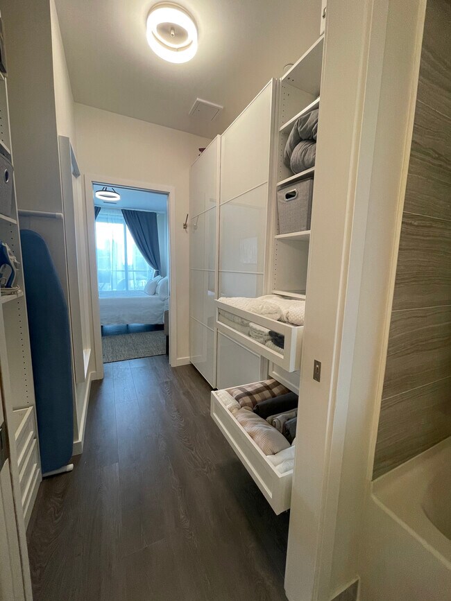 Photo du bâtiment - 690 King St W